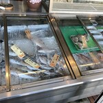 保田鮮魚店 - 店頭ショーケース（鮮魚）
