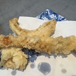 だるまの天ぷら定食 - 下3品目、カリフラワー　中4品目、大エビ　　　　　　上5品目、アラカブ