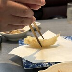 だるまの天ぷら定食 - 店員さんが1品目の揚げたてキスが到着