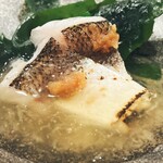 鮨 しゅん輔 - 半生のカマス。お腹の脂がウンマイ