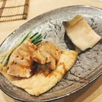 鮨 しゅん輔 - 定番となった鮟肝と蒸し鮑のお揚げ巻き