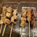 やきとり とんちゃん - 左、塩と一味
右、付属のタレと一味で