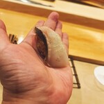 鮨 しゅん輔 - 藁で燻したマナガツオ。薬味は柚子胡椒です