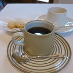ブラッセリー ラシュレ - コーヒーと小菓子。最後まで手を抜かない内容です。
