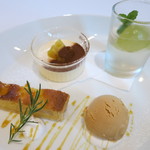 ブラッセリー ラシュレ - デザート。シナモンとキャラメルのアイス、熊本県荒尾の梨のコンポートのタルト、マスカルポーネのムースに栗をのせて、白ワインのジュレに熊本の巨峰とヨーグルトをのせて。