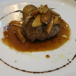 ブラッセリー ラシュレ - 熊本のあか牛の肩スライスで豆腐とモッツアレラを巻いたものをキノコの甘めのソースで…。