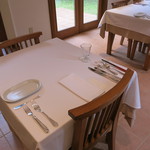 ブラッセリー ラシュレ - 光の入る明るい店内。シンプルなインテリアがいい。