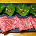 和牛 肉小僧 - 上ロース（大葉とネギ醤油タレ）