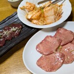 和牛 肉小僧 - キムチとお肉