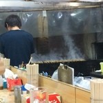 やきとり 三船 - 【2014年08月】焼き台に焼鳥が一列に並んで焼かれております。