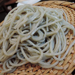 玄蕎麦 野中 - 淡い緑の粗挽き蕎麦　ズームアップ