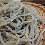 玄蕎麦 野中 - 淡い緑の粗挽き蕎麦　ズームアップ