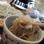 玄蕎麦 野中 - 淡い緑色の麺をおろしで啜る