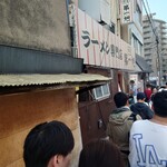本家 第一旭 本店 - 老舗行列店　この時10組並んでいました
