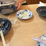 考えるな、うどん食え。 - 左はの出汁も感じられるいりこ唐揚げ、右はさわさわの入ってた皿