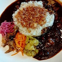 800°DEGREES ARTISAN PIZZERIA - 800°Degrees original スタウトを使った黒いビーフカレー♡仄かな苦味がオシャレなカレー♫