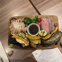 RESTAURANT 1899 OCHANOMIZU - 中心にあるソースはお肉につけても美味しかった。ソーセージも全てに茶葉が練り込まれているそうですが、お茶の主張は強くなく、ソーセージの脂感や塩感も弱くて食べやすかった。