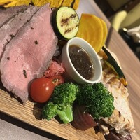 RESTAURANT 1899 OCHANOMIZU - お肉プレート　お肉もお野菜もすごく美味しかったです。