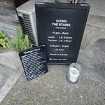 ダウン ザ ステアーズ - 入口横のメニュー