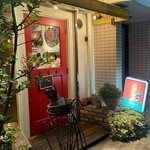 クリスチアノ - 路地裏に急に賑やかな店舗が。予約必須です。