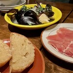 クリスチアノ - ムール貝をオーダーすると、生ハム・パンもオススメ頂きました