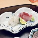 徳ㇵ本也 - お造り①明石の鱧とつばす