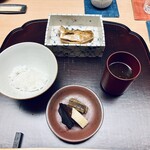 徳ㇵ本也 - 食事　ごはん、はたはた焼き物、香の物、味噌汁