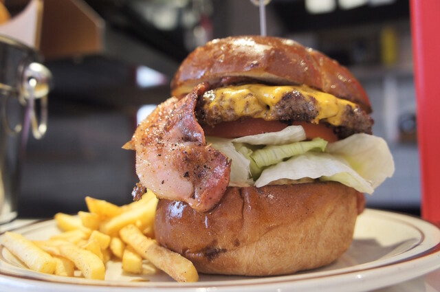 郡山のハンバーガー店 BLUE THREE &ndash; ボリューム満点の絶品バーガーでランチ・ディナー