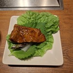 焼肉うしごろ - 網の鉄板で焼いた特選サーロインを、サンチュと大葉ならびにアスパラガスのピクルスの上などにのせた様子・その4です。