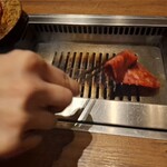 焼肉うしごろ - 網の鉄板で、特選サーロインを焼く様子のその1です。