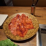 焼肉うしごろ - タレを纏った島根県産の特選サーロインです。