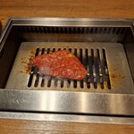 焼肉うしごろ - 網の鉄板で、特選サーロインを焼く様子のその6です。