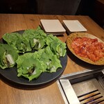 焼肉うしごろ - サンチュ、大葉、アスパラガスのピクルス、特選サーロインなどです。