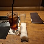 焼肉うしごろ - コーラとお冷、おしぼりです。