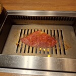 焼肉うしごろ - 網の鉄板で、特選サーロインを焼く様子のその8です。