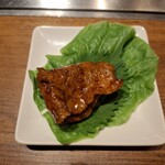 焼肉うしごろ - 網の鉄板で焼いた特選サーロインを、サンチュと大葉ならびにアスパラガスのピクルスの上などにのせた様子・その2です。
