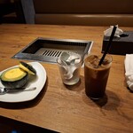 焼肉うしごろ - ガムシロップとミルクを入れたアイスコーヒーと、まるごとかぼちゃのアイスクリームです。