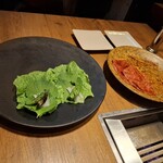 焼肉うしごろ - サンチュと大葉、タレを纏った島根県産の特選サーロインの残り2枚です。