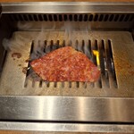 焼肉うしごろ - 網の鉄板で、特選サーロインを焼く様子のその4です。