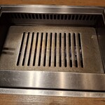 焼肉うしごろ - 火を入れた網の鉄板です。