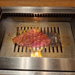 焼肉うしごろ - 網の鉄板で、特選サーロインを焼く様子のその9です。