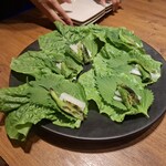 焼肉うしごろ - 焼いた特選サーロインを包むサンチュと大葉、アスパラガスのピクルスなどです。