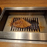 焼肉うしごろ - 網の鉄板で、特選サーロインを焼く様子のその7です。