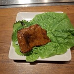 焼肉うしごろ - 網の鉄板で焼いた特選サーロインを、サンチュと大葉ならびにアスパラガスのピクルスの上などにのせた様子・その1です。