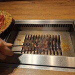 焼肉うしごろ - 網の鉄板で、特選サーロインを焼く様子のその3です。