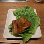 焼肉うしごろ - 網の鉄板で焼いた特選サーロインを、サンチュと大葉ならびにアスパラガスのピクルスの上などにのせた様子・その3です。