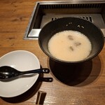 焼肉うしごろ - 濃厚コラーゲンのコムタンスープのクッパです。