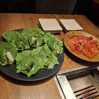 焼肉うしごろ 西麻布本店 - サンチュ、大葉、アスパラガスのピクルス、特選サーロインなどです。