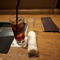焼肉うしごろ 西麻布本店 - コーラとお冷、おしぼりです。