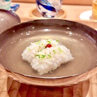 伯雲 - 澄んだ一番出汁の鱧のお椀　中に何か潜んでいるようですね。